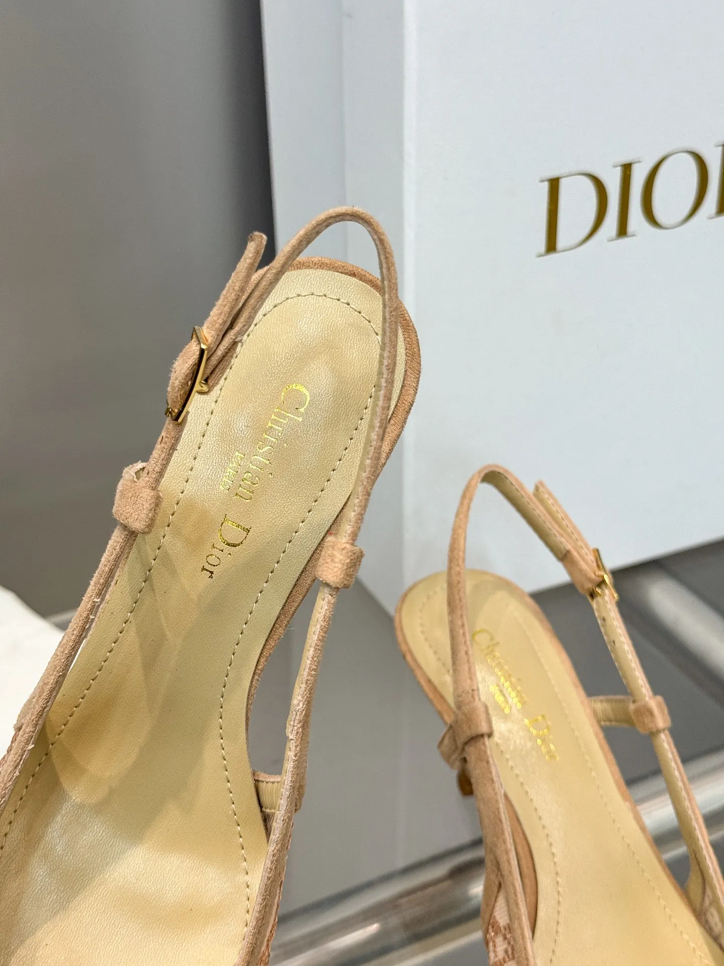 👟👟Ex-factory price 580👟👟 Dior 2025 spring and summer catwalk new style bling...bling...crystal shoes Capture series high-heeled women's shoes Star-same rhinestone square toe cannage pattern cat heel slip-on sandals The top high-end version on the market Exclusive sale Material: Original custom mesh inlaid with hot Australian rhinestones + water-dyed sheepskin feet + original molded hardware buckles + Italian leather outsole Heel height: 6.5CM/9.5CM size: 34-43 (34.40.41.42.43. Customized, non-refundable)